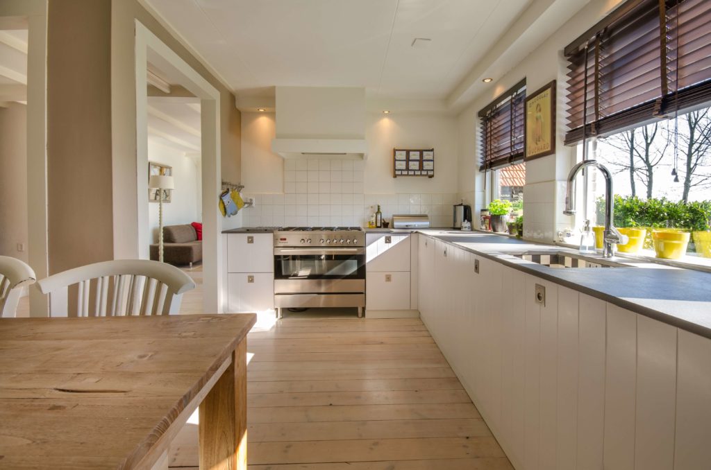 Feng Shui: 85 Easy Tips for Prosperity and Happiness